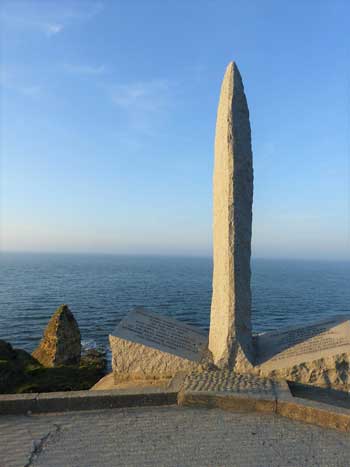 Famoso monumento puntiagudo en Point-du-Hoc, Normandía, escenario de la batalla de la Segunda Guerra Mundial