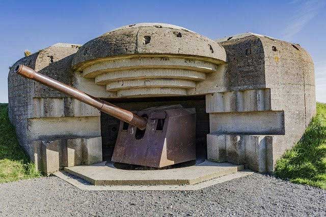 Artillería y búnker abandonados después de la Segunda Guerra Mundial y conservados en Longes-sur-Mer, Normandía