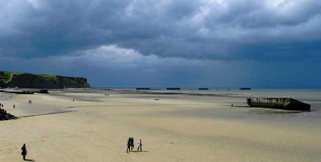Playa de Arromanches-les-Bains, Normandía, donde todavía se pueden ver los restos del puerto de la Segunda Guerra Mundial