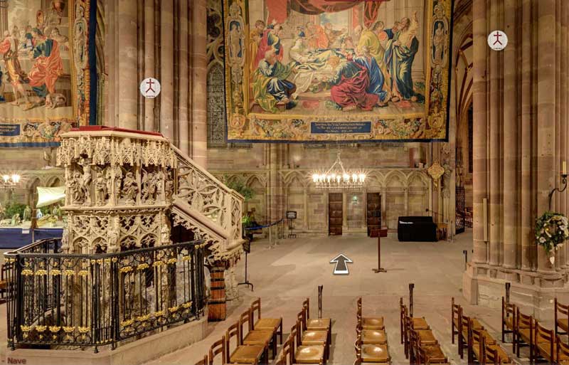 La nave de la catedral de Estrasburgo cubierta de tapices y llena de belleza gótica
