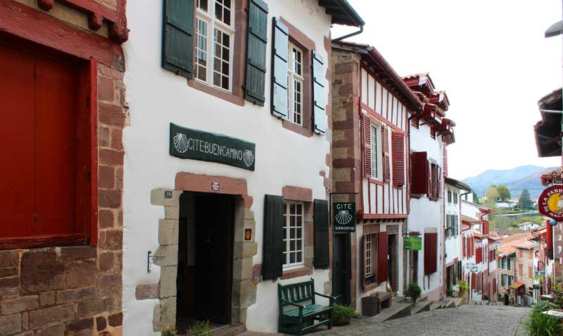 Casas rojas y blancas en una calle adoquinada en un pueblo vasco, Francia