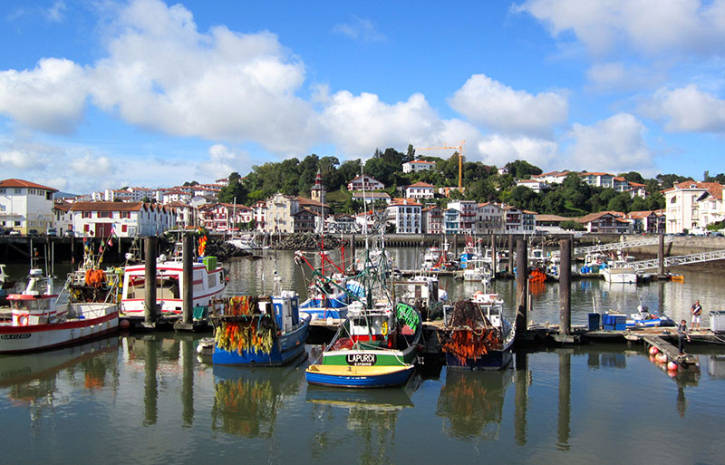 Pequeñas embarcaciones en el puerto de San Juan de Luz, País Vasco