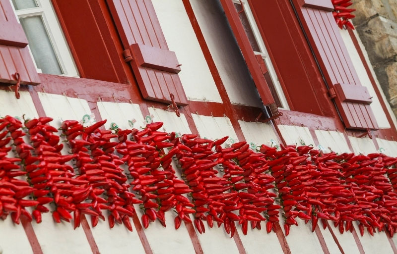 Pimientos rojos colgados en una casa para secar en Espelette, País Vasco