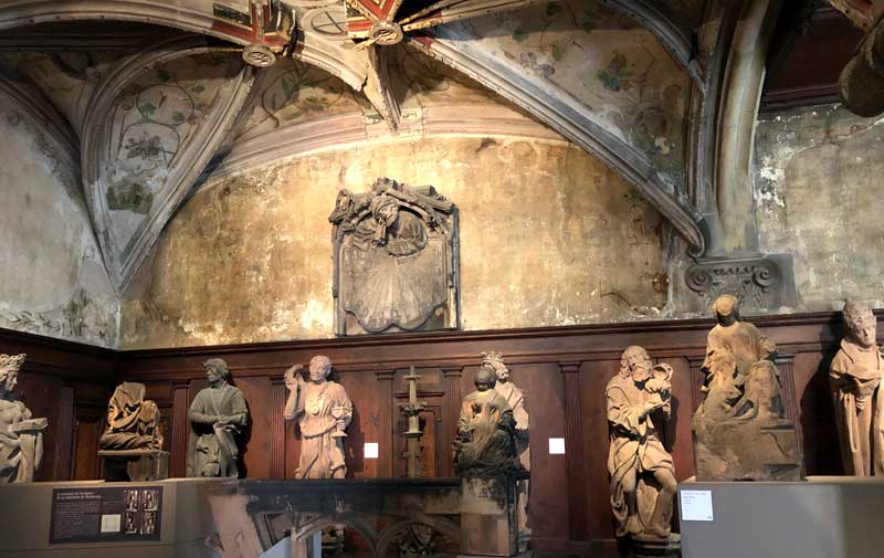 Antiguas estatuas de piedra de figuras religiosas en el museo de arte medieval de Estrasburgo
