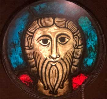 La cabeza de Cristo vidriera, vidrio azul rojo y amarillo.