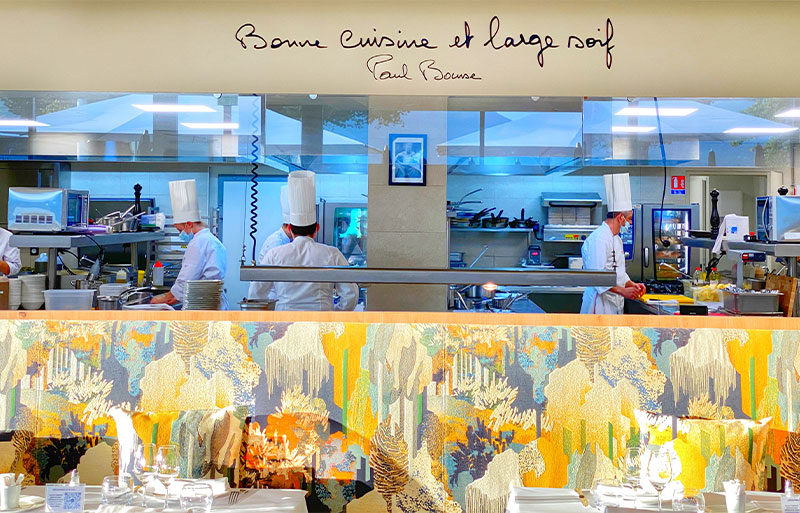 Cocina de Brasserie Irma Bocuse, Annecy, chefs con sombreros altos 