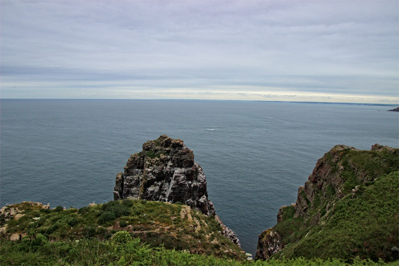 Vista sobre el Océano Atlántico en Cap Frehel Bretaña, parece el fin del mundo desde los acantilados