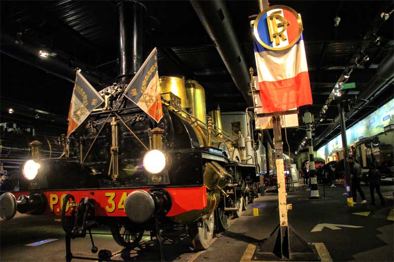 Motor de tren a vapor en una amplia sala de museo en el Museo del Tren de Mulhouse, Alsacia, Francia