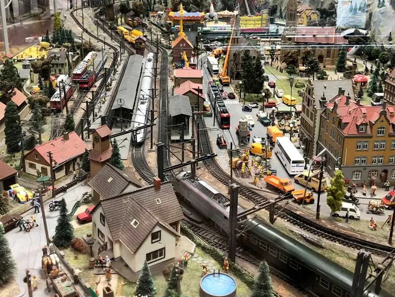 Tren en miniatura muy grande ambientado en el museo del tren de Mulhouse