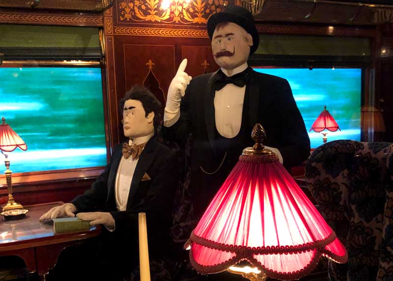 Maniquí del personaje literario Hércules Poirot en el Orient Express en el museo del tren de Mulhouse