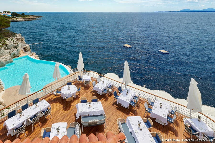 Terraza y piscina del hotel Cap Eden Roc, en Antibes 