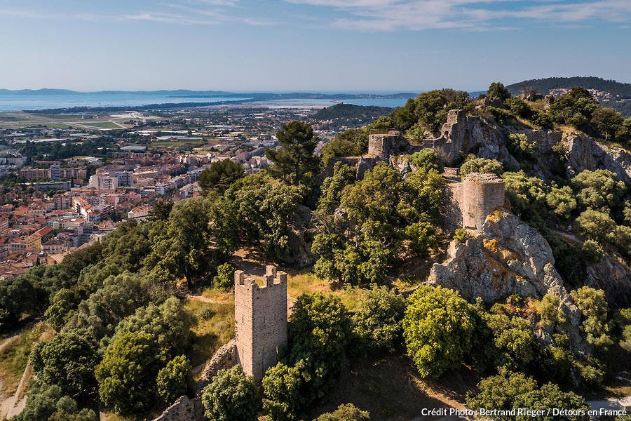 El castillo de Hyères, en la colina de Castéou 