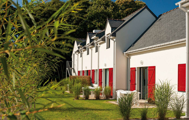 Encantadoras casas rurales con contraventanas rojas en Queven Bretaña