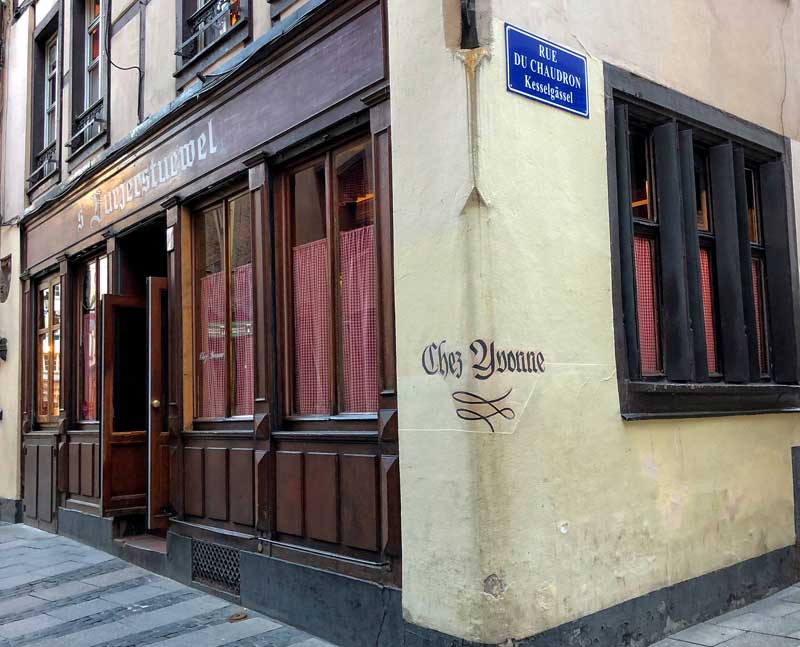 Fachada del famoso restaurante tradicional alsaciano Chez Yvonne en Estrasburgo