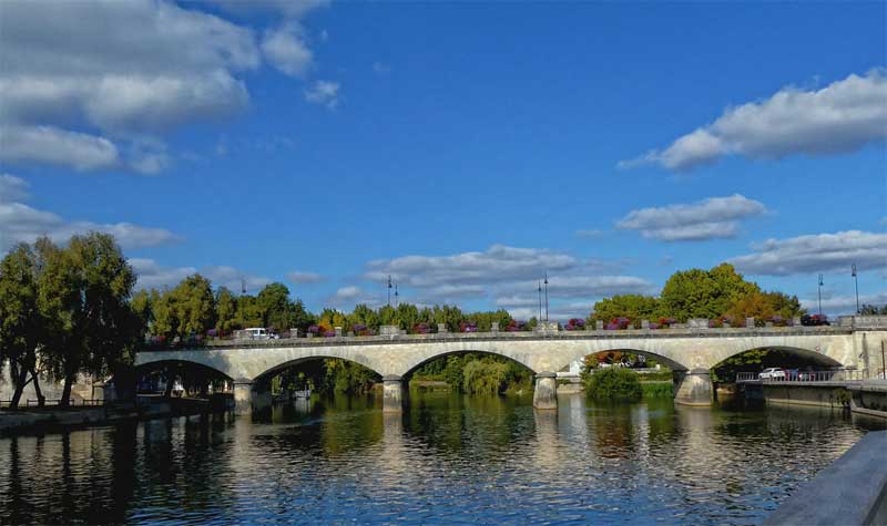 Puente sobre un río en Cognac
