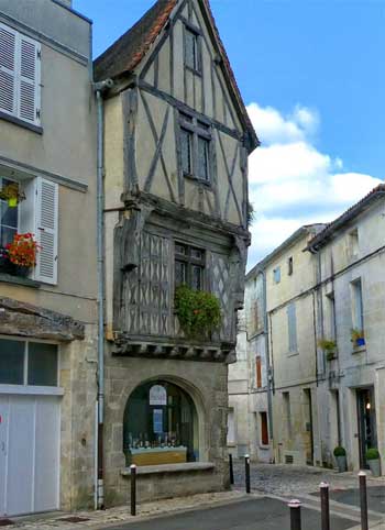 Casas con entramados de madera en una calle de Cognac, Francia