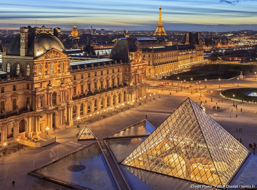 El Palacio del Louvre de noche, París 
