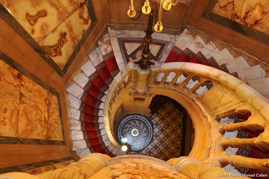 Escalera de ónix amarillo en el Hôtel de la Païva, en París 