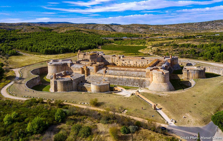 Fortaleza de Salses, vista aérea, una fortaleza catalana del siglo XV en Salses-le-château, Pirineos Orientales, norte de Cataluña, Francia 