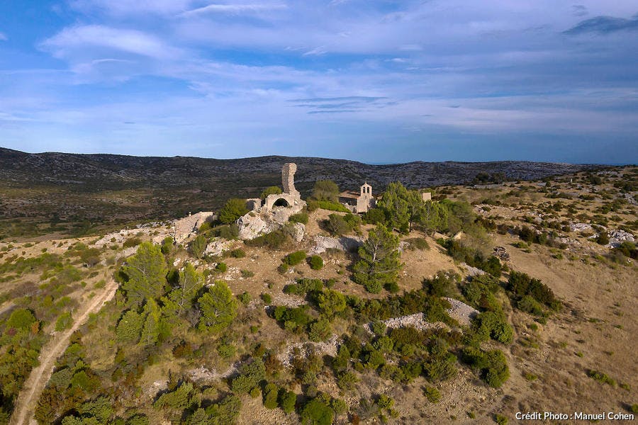 Pueblo abandonado de Perillos, vista aérea, Opoul-Perillos, Pirineos Orientales, Cataluña del Norte