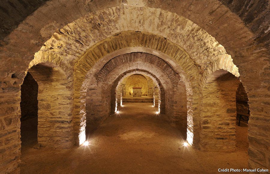 La cripta subterránea de la antigua abadía de Saint-Martin du Canigou 
