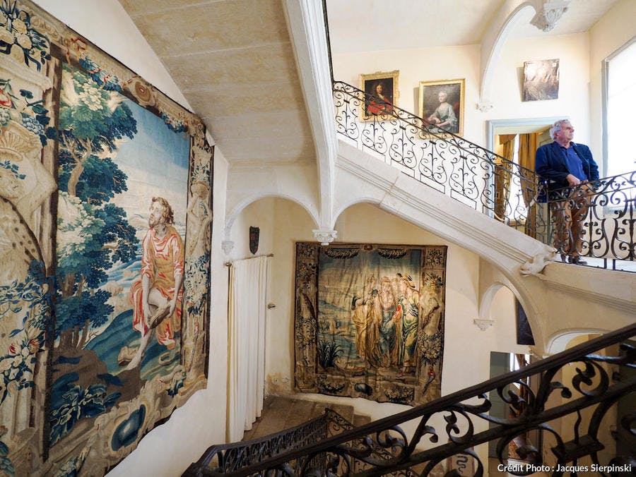 Château de Flaugergues, Folie Montpellier, escalera con llave colgante y tapices 