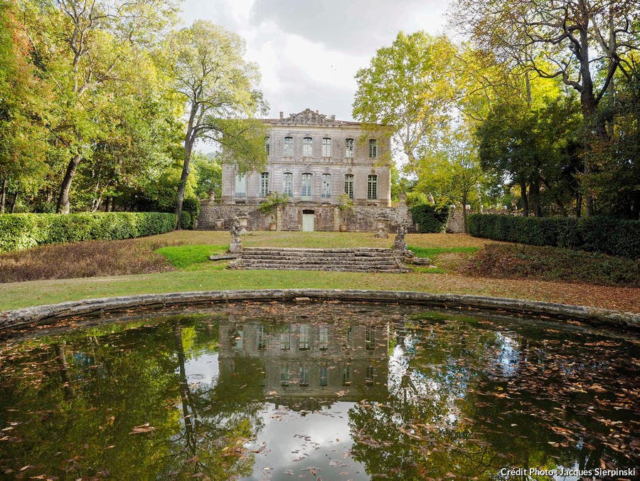 Parque, estanques y estatuas del castillo de l'Engarran, la locura de Montpellier 
