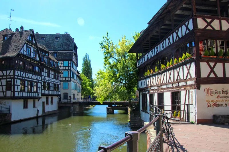 Casas medievales con entramado de madera a lo largo del río en Estrasburgo, Francia