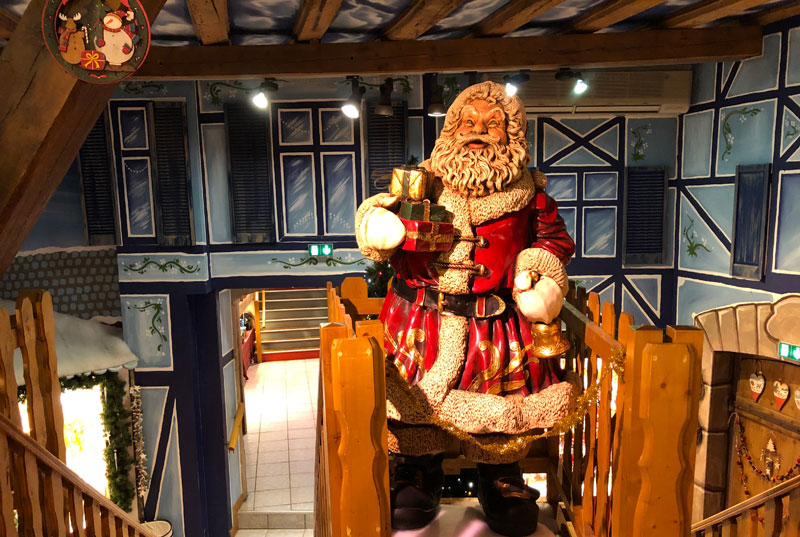 Figura de Papá Noel en una tienda especializada en decoración navideña durante todo el año en Estrasburgo