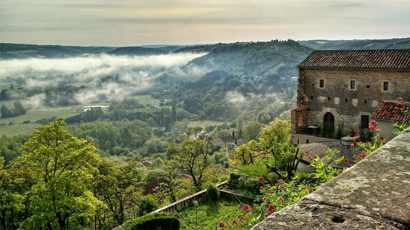 Las nubes se desplazan a lo largo del pueblo de Cordes-sur-Ciel, en la cima de una colina, en el sur de Francia. 