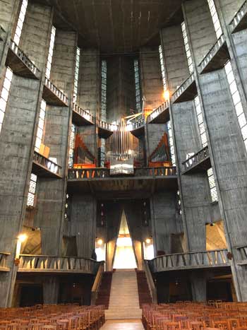 En el interior de la iglesia de hormigón de Notre Dame en Royan, cientos de pequeñas ventanas iluminan