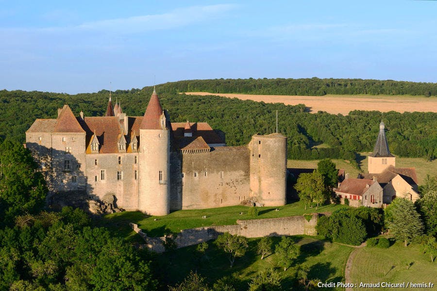Vista aérea del castillo de Châteauneuf-en-Auxois, catalogado como uno de los pueblos más bellos de Francia, Borgoña 