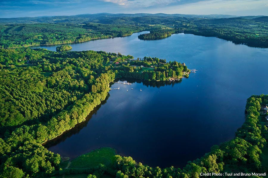 Vista aérea del lago Settons en Morvan