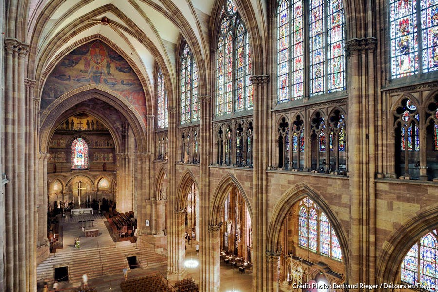 El coro románico y la nave gótica de la catedral de Notre-Dame de Estrasburgo, en Alsacia