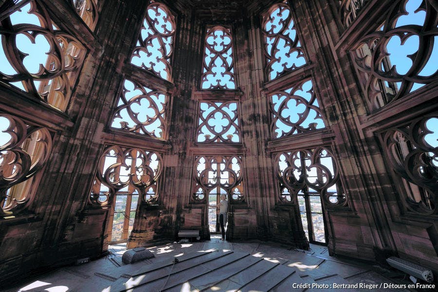 Vista interior de la aguja desde lo alto de la torre octogonal, la Catedral de Estrasburgo, Alsacia 