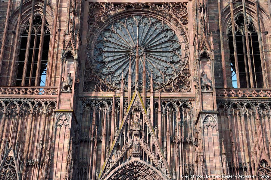 Fachada occidental de la catedral de Notre-Dame de Estrasburgo, en Alsacia 