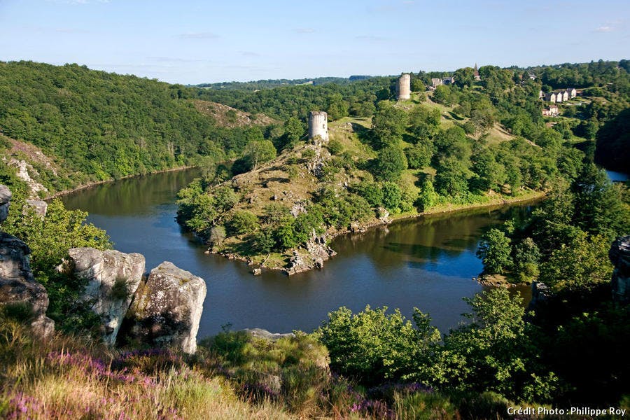 Las ruinas del castillo medieval de Crozant, en el valle de Creuse 