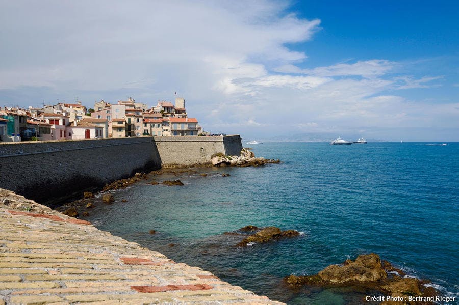 Antibes, el casco antiguo y las murallas marítimas construidas por Vauban 