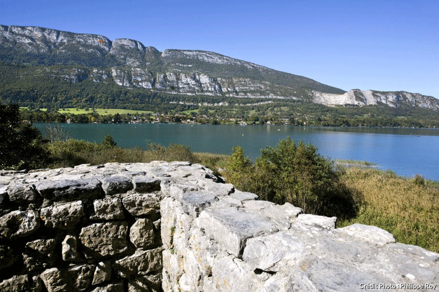Restos de la torre Beauvivier en la reserva natural de Bout du Lac, lago de Annecy (Alta Saboya)