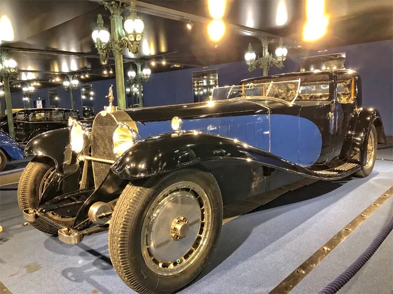 Bugatti Royale, uno de los coches más caros del mundo, brillando en el Museo del Automóvil de Mulhouse, Francia