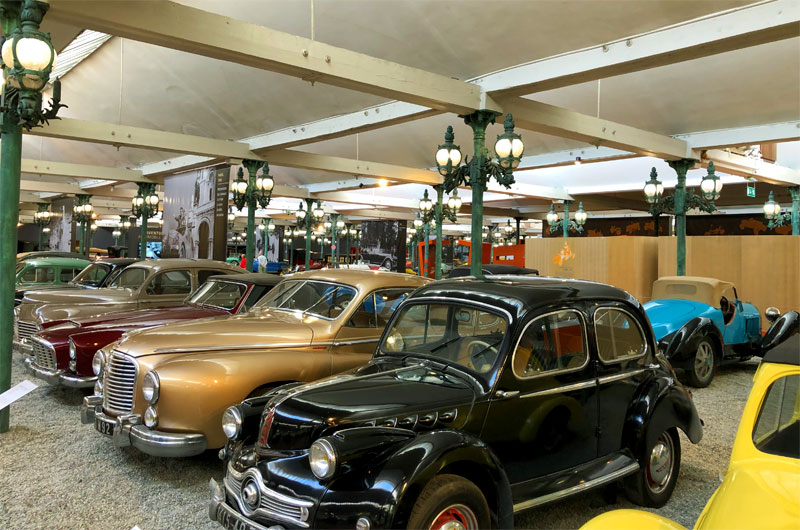 Cientos de coches antiguos en el Museo del Automóvil de Mulhouse Francia