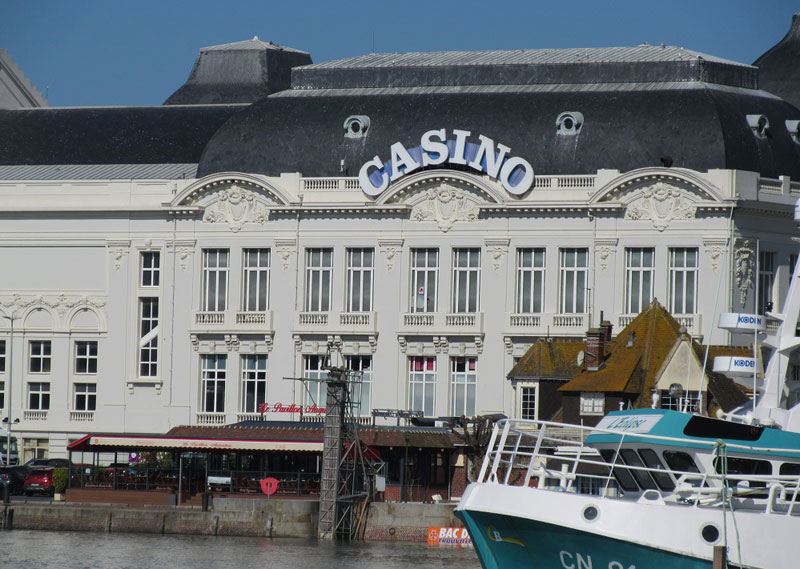 Casino de estilo palaciego edificio junto al puerto de Trouville en Normandía