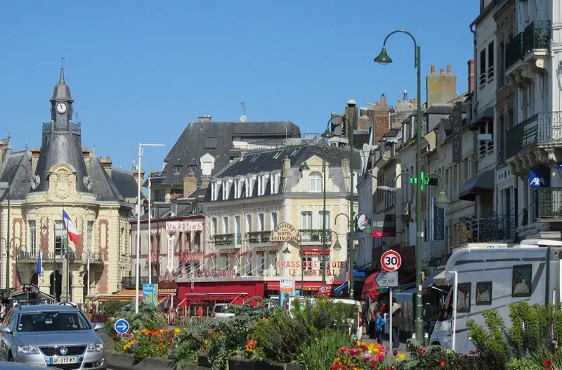 Trouville, Normandía, con su casino y calles concurridas llenas de tiendas y restaurantes