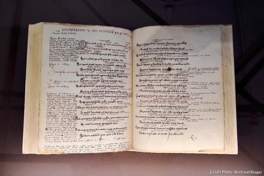 Cuaderno escolar de Beatus Rhenanus expuesto en la biblioteca humanista de Sélestat (Alsacia) 