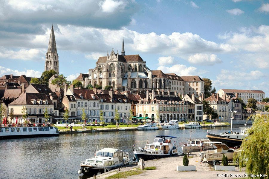 Los muelles de la ciudad de Auxerre, en Borgoña