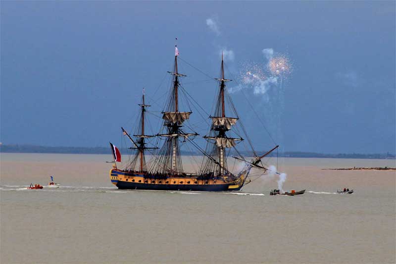 Fragata Hermione, réplica a escala real de una fragata del siglo XVII, navegando de Francia a América en 2015