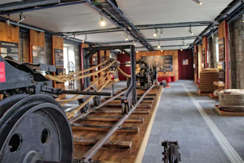 En el interior de la fábrica real de cuerdas de Rochefort, Francia, máquinas que pueden fabricar cuerdas muy largas.