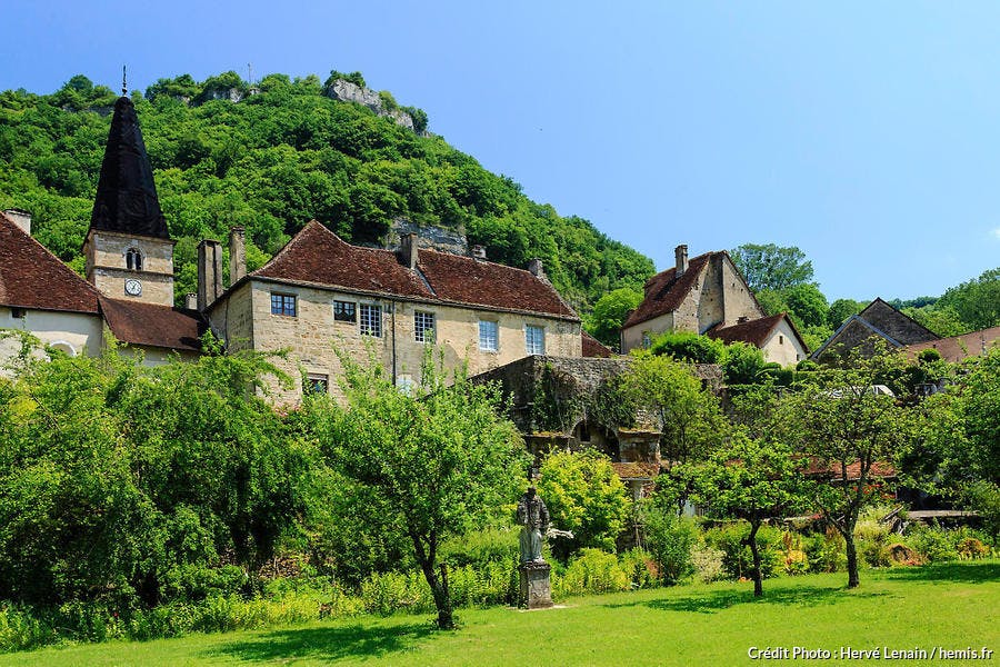 Abadía y casas de pueblo de Baume-les-Messieurs (Jura)