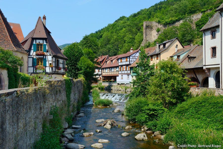 Casas tradicionales a orillas del río Weiss, en Kaysersberg (Alsacia) 