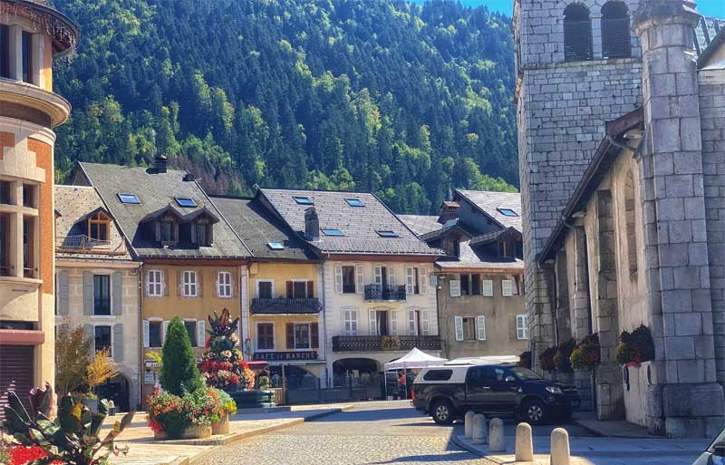 Vista de la calle Thones en los Alpes franceses, cafetería tradicional e iglesia del pueblo en el centro